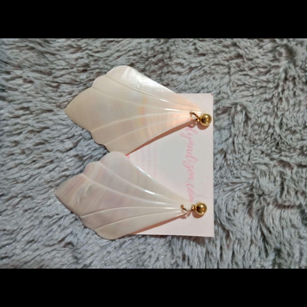 Light shell earrings - Picture 3 of 10